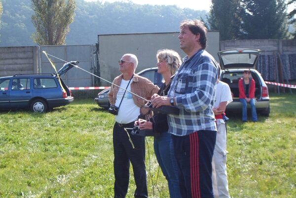 Pavel Hl�vka p�edv�d� div�k�m �kolu RC ��zen�